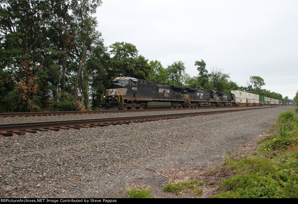 NS 4632 leads a stack train West